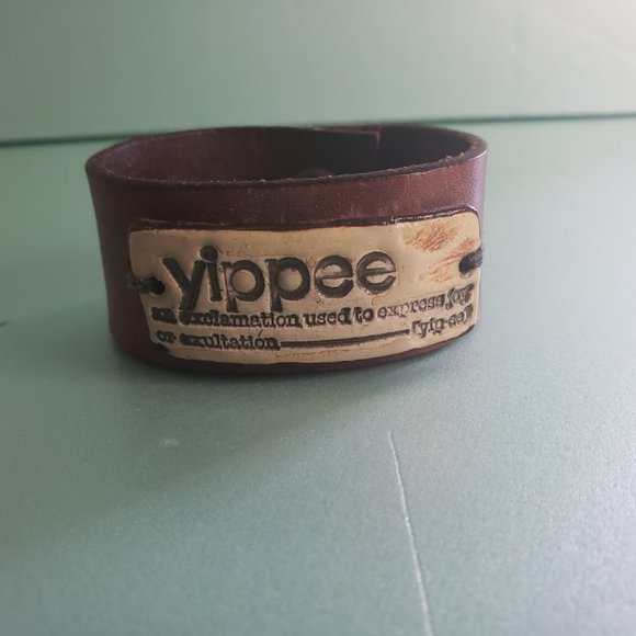 Leather cuff bracelet with ceramic piece reading "yippee ... - Picture 6 of 7